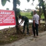 Petugas Polsek Tikung pasang banner larangan berenang di waduk SDN Gumingrejo