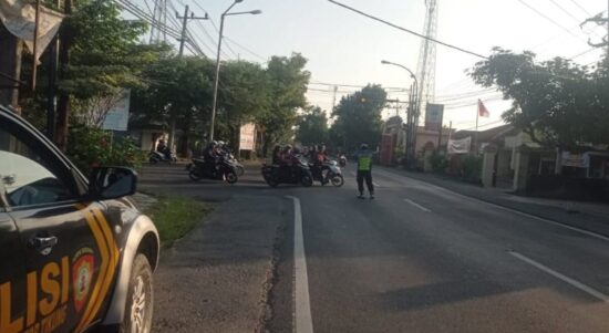 Petugas Polsek Tikung atur lalu lintas pagi di Simpang Pule Lamongan