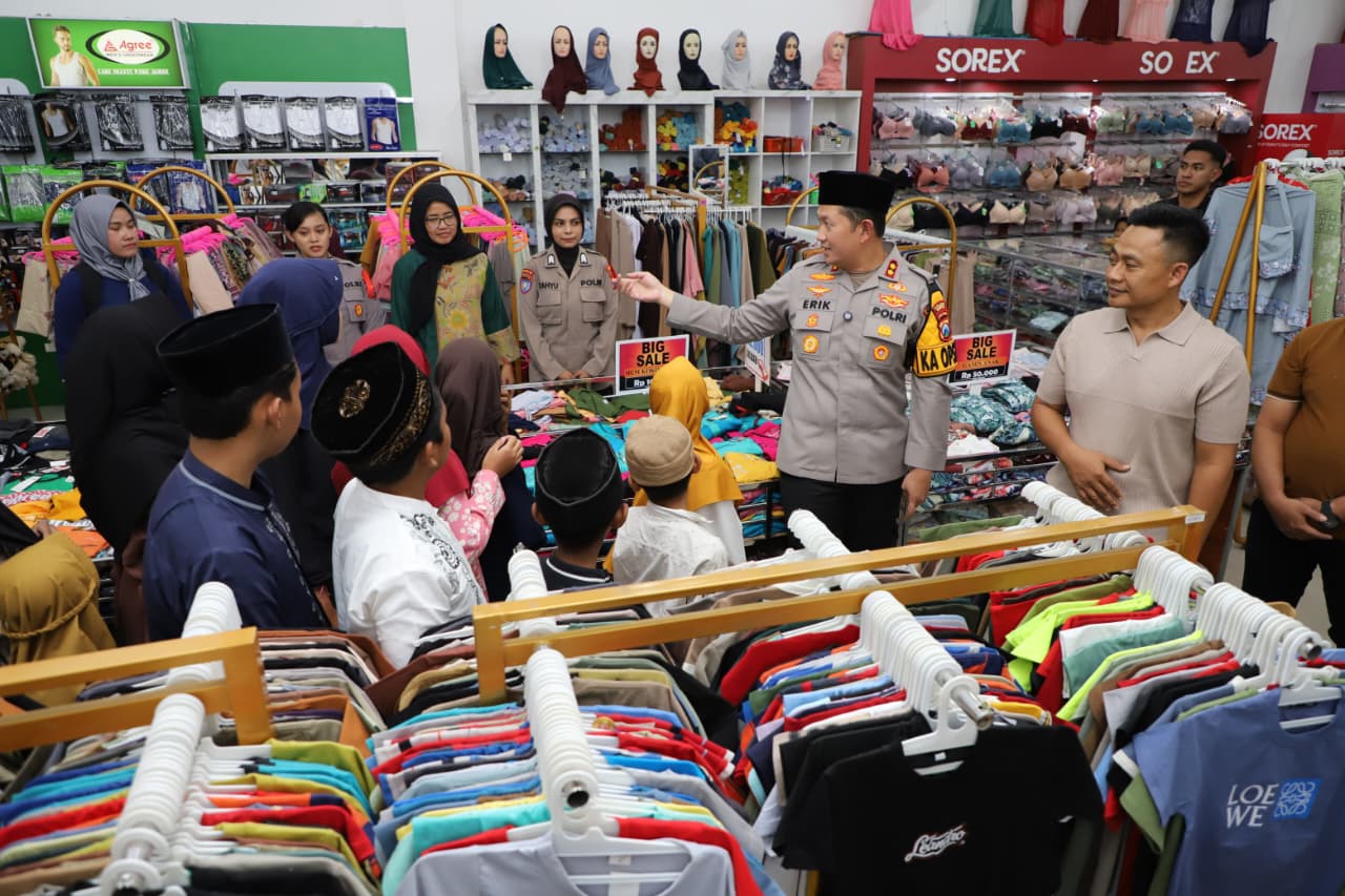 Ketuk Pintu Langit Melalui Kebahagiaan Anak Yatim, Kapolres Magetan Belikan Baju Lebaran di Maospati
