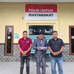 Direktur PT. Lensa Nusantara Multimedia bersama Kuasa Hukum Nurul Jamal Habaib, SH saat diwawancara awak media di Polres Bondowoso. Selasa, 17/3/2026