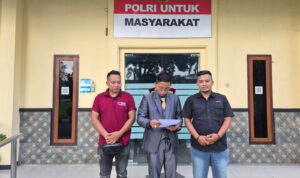 Direktur PT. Lensa Nusantara Multimedia bersama Kuasa Hukum Nurul Jamal Habaib, SH saat diwawancara awak media di Polres Bondowoso. Selasa, 17/3/2026