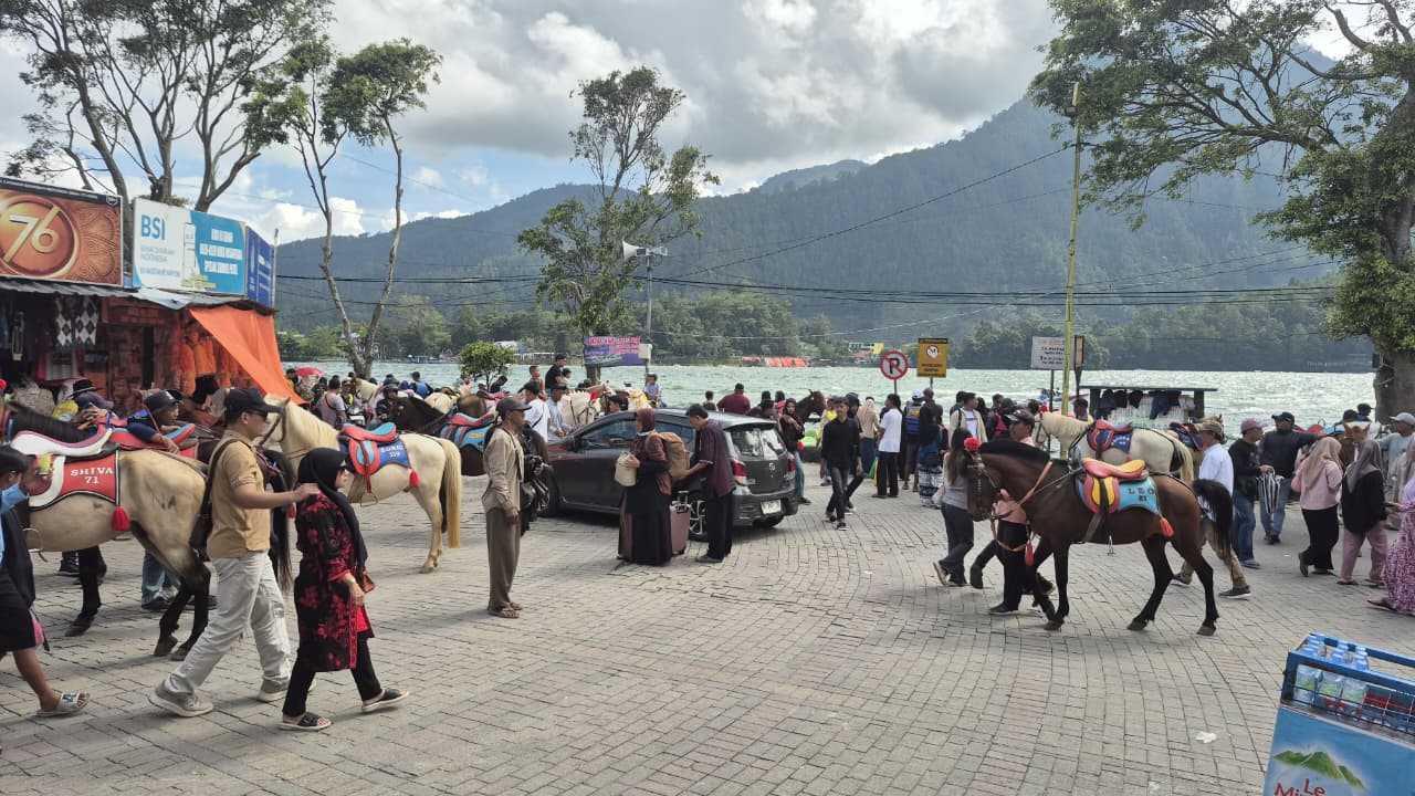 Libur Lebaran 2026: Pengunjung Sarangan Tembus 17 Ribu, Kapolres Magetan Pantau Langsung Keamanan