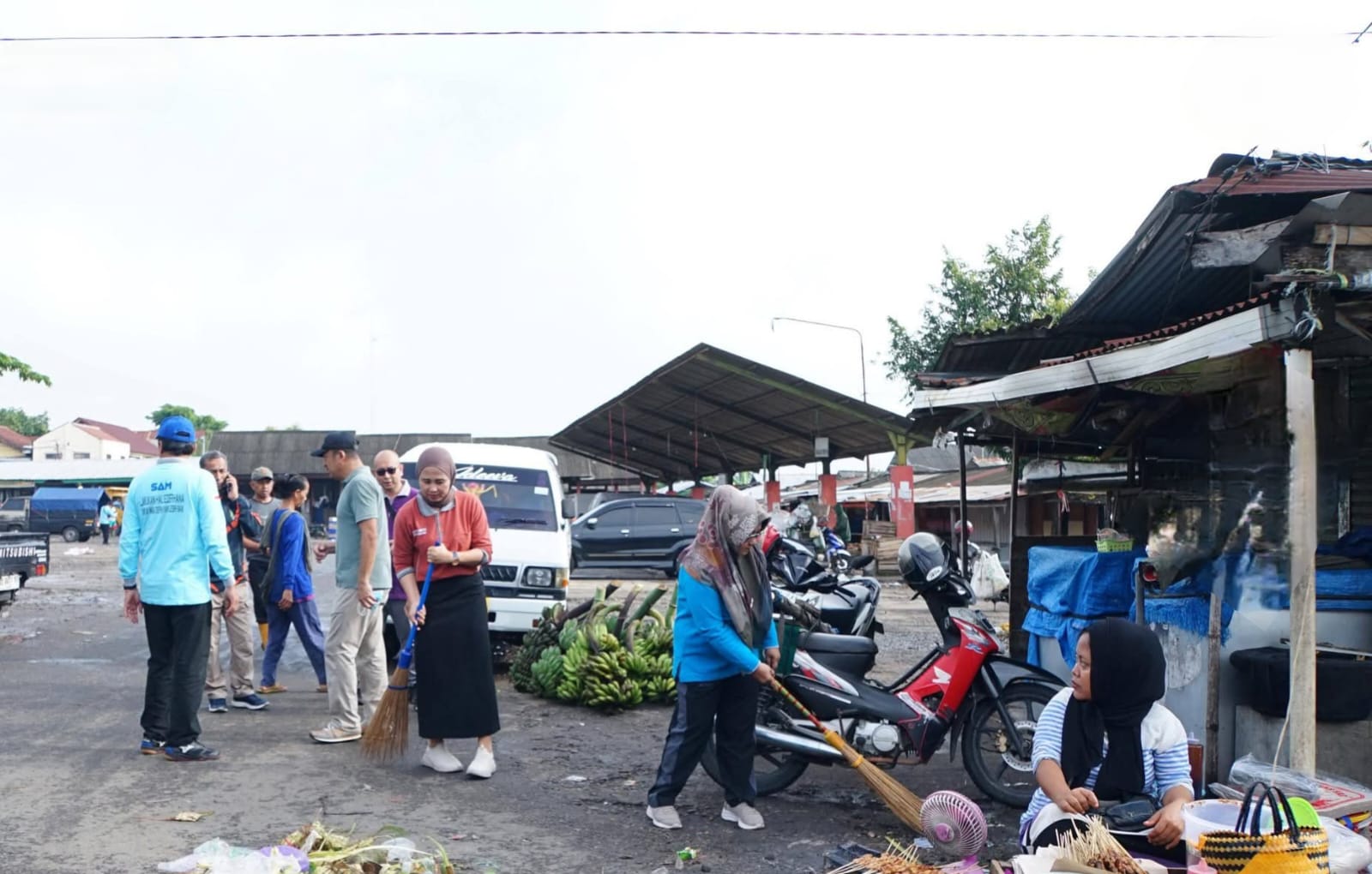 Gerakan Indonesia ASRI: Bupati dan Wakil Bupati Magetan “Serbu” Sampah di Pasar Sayur