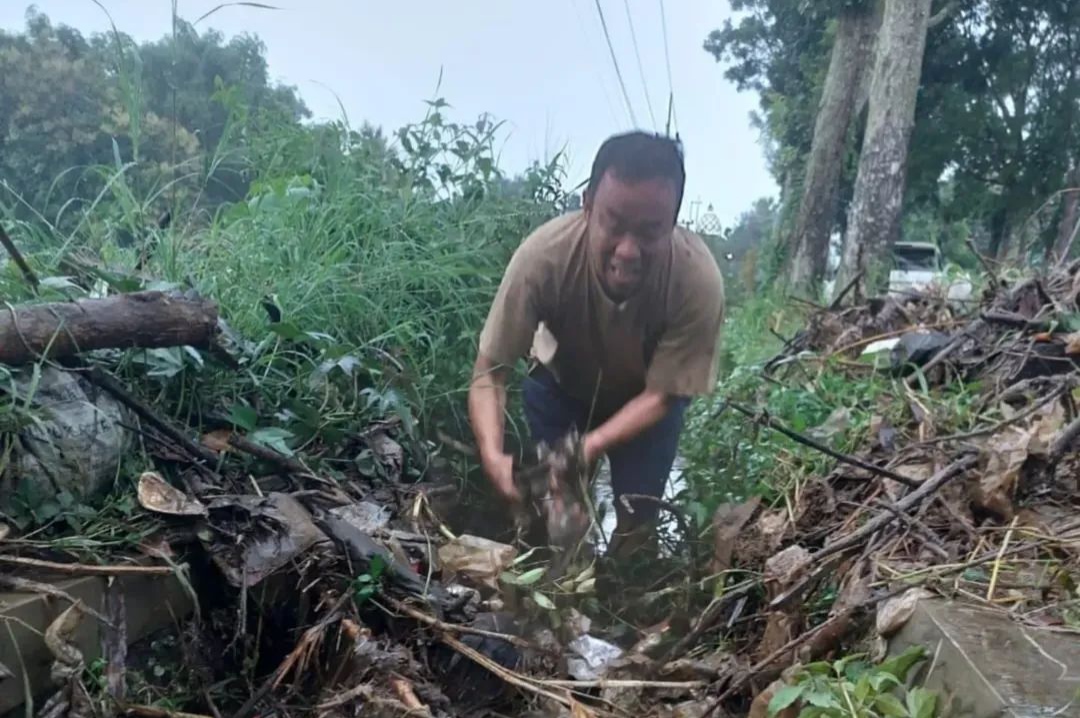 Wabup Magetan Bersihkan Sampah di Selokan, Jangan Buang Sampah Sembarangan
