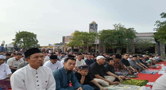Jamaah Sholat Idul Fitri 2026 di Masjid Namira Tikung Lamongan dipadati ribuan umat