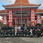 Anggota Pagar Nusa Tikung membagikan takjil kepada pengguna jalan di depan Kantor Kecamatan Tikung