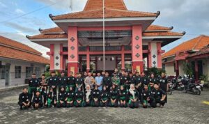 Anggota Pagar Nusa Tikung membagikan takjil kepada pengguna jalan di depan Kantor Kecamatan Tikung