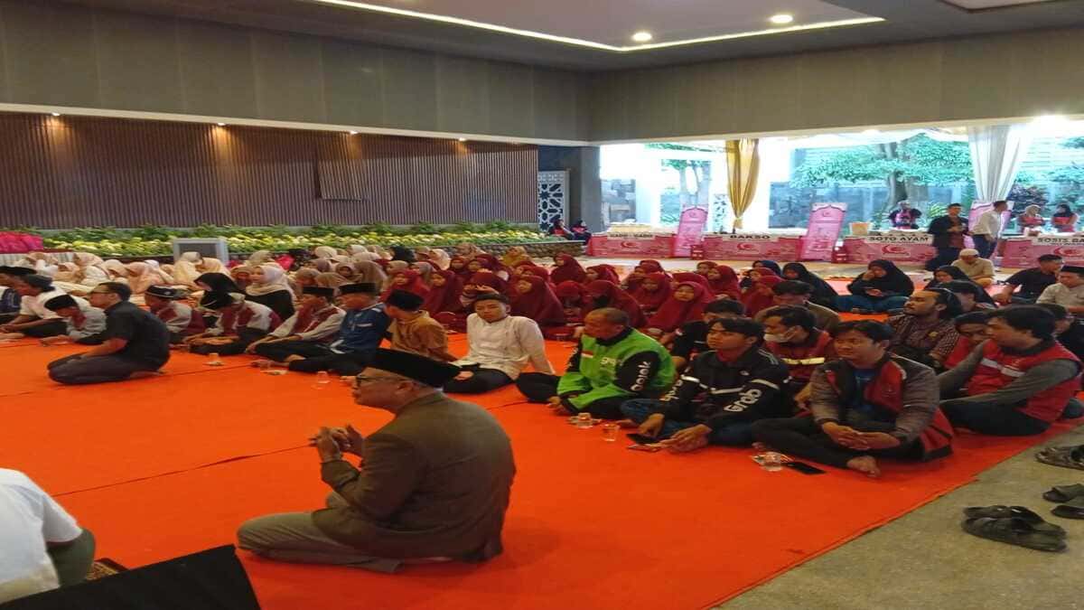 Polsek Tikung Pantau Buka Puasa Hiswana Migas di Masjid Namira Lamongan