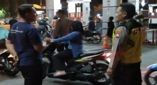 Petugas Polsek Tikung patroli objek vital malam hari di wilayah Lamongan