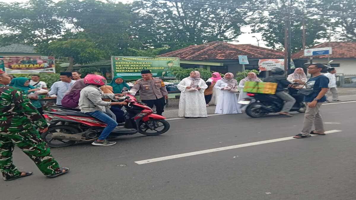 SPPG dan Forkopimcam Tikung Lamongan Bagikan 400 Takjil untuk Warga