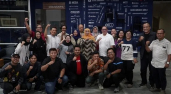 Khofifah Kunjungi Suara Surabaya dan RRI Surabaya di Hari Radio Nasional